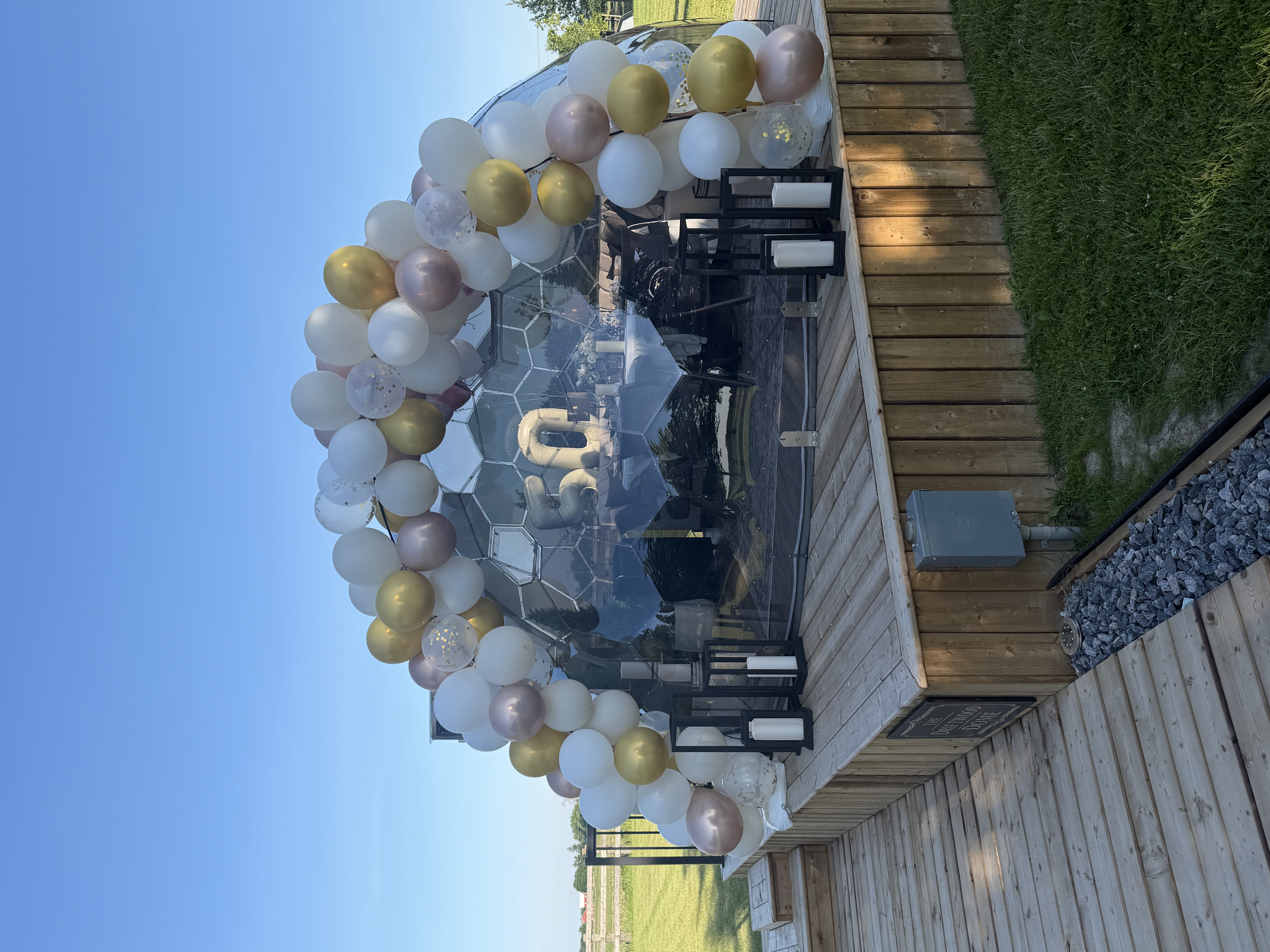Dome dressed with a balloon arch for a celebration
